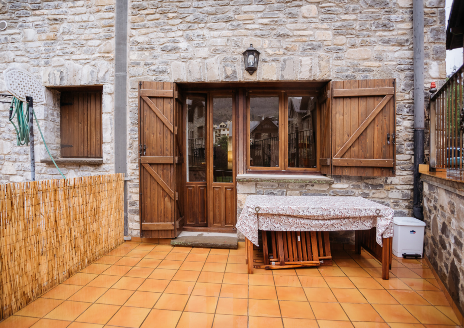 Terraza para comer en Casa Carlina alojamiento Escarrilla