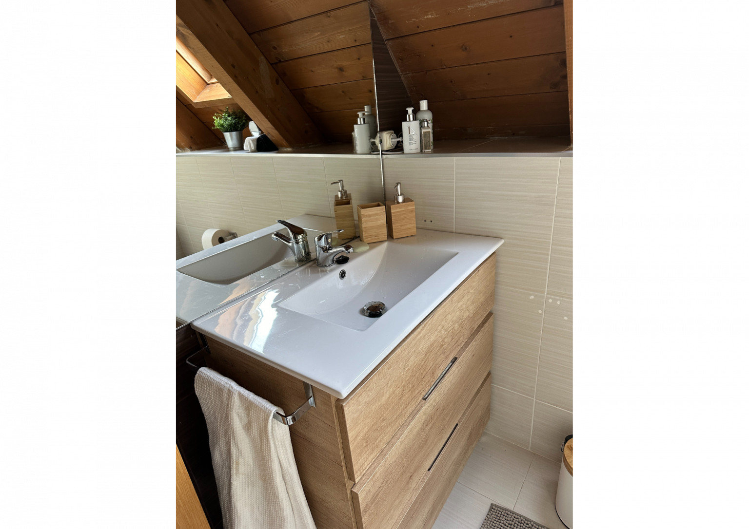 Baño abuhardillado con vistas a las montañas
