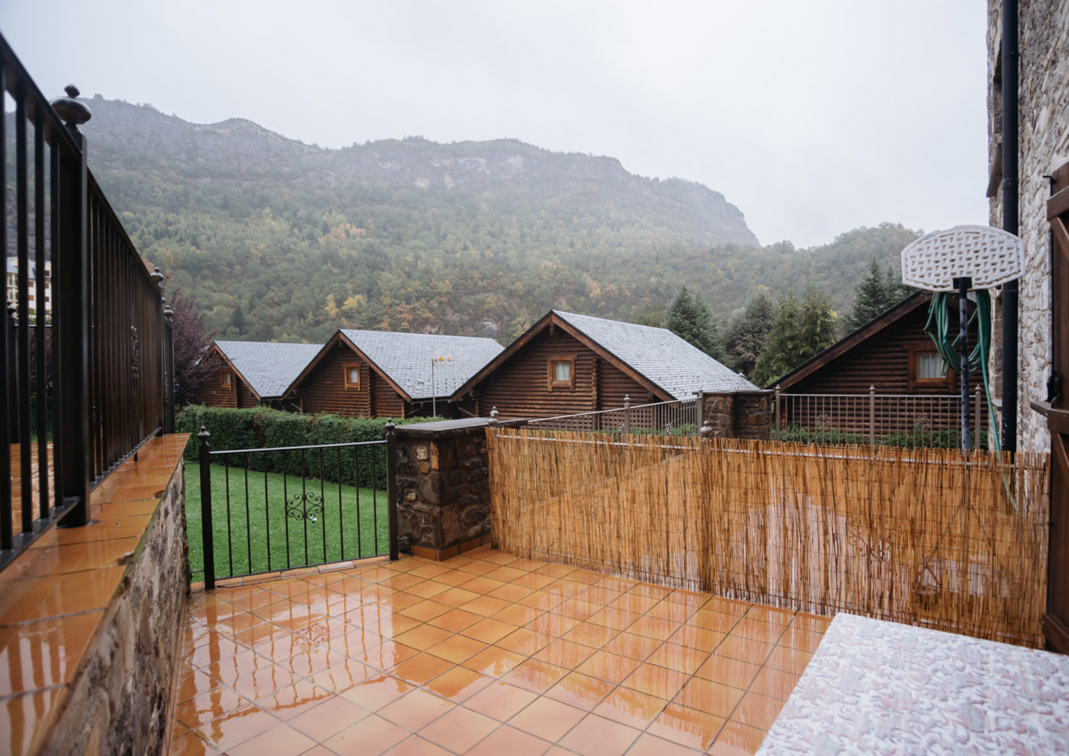 Terraza con vistas a las montañas en Casa Carlina alojamiento Escarrilla