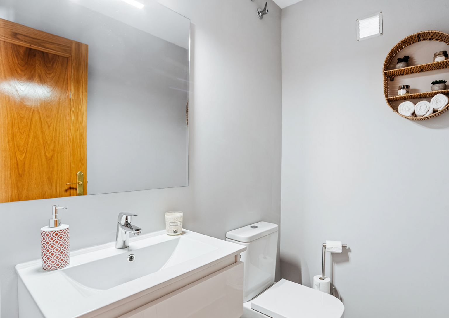 Baño equiparado con todo lo que necesitas para tus vacaciones