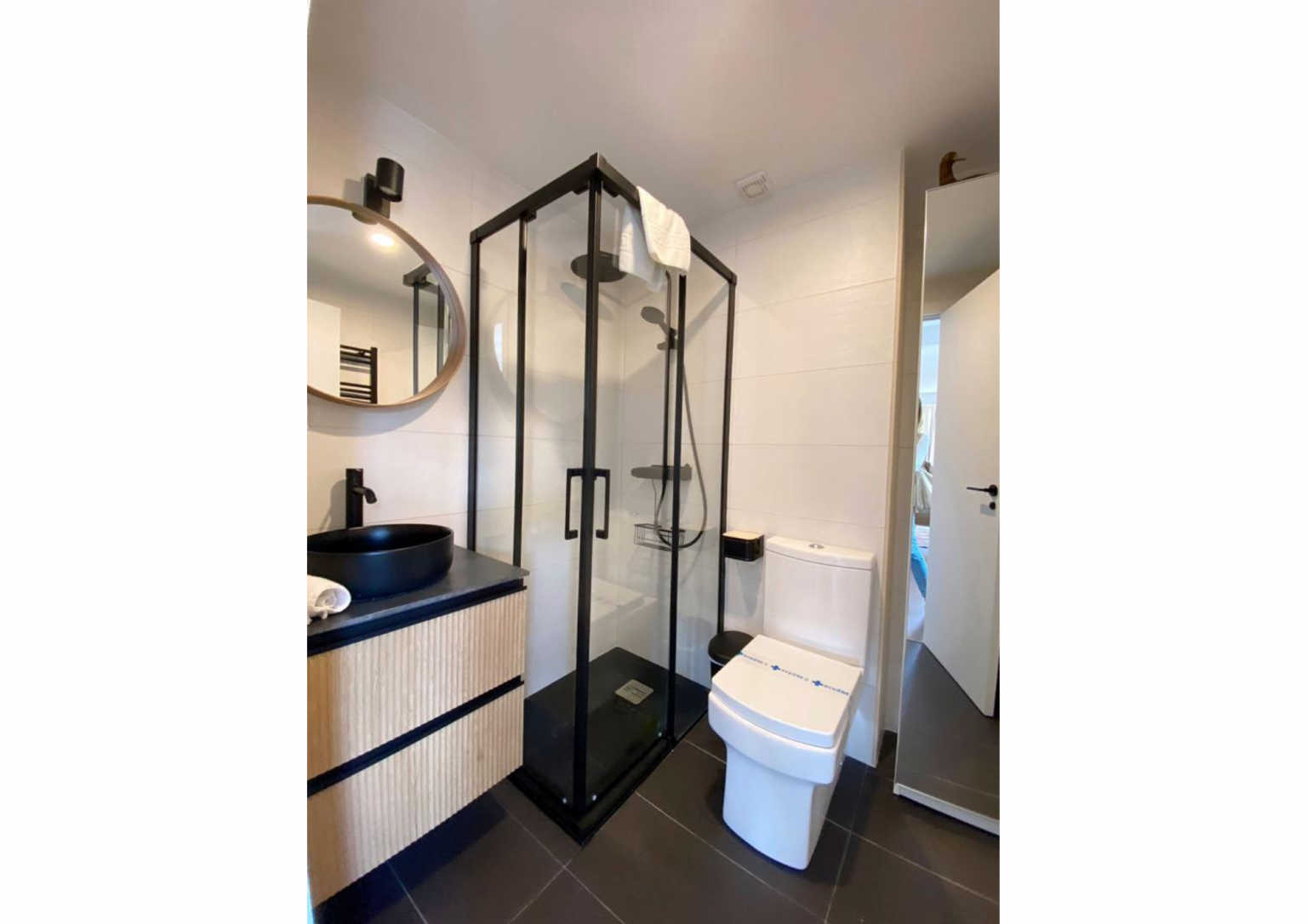 Baño completo en un alojamiento para alquilar en Panticosa