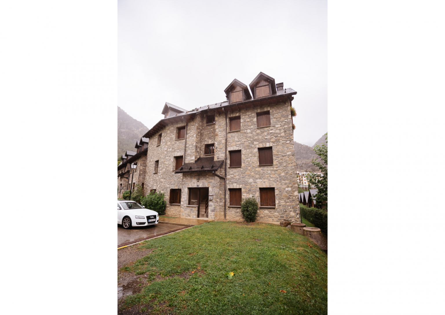 1 plaza de garaje en Escarrilla en el alojamiento Carlina