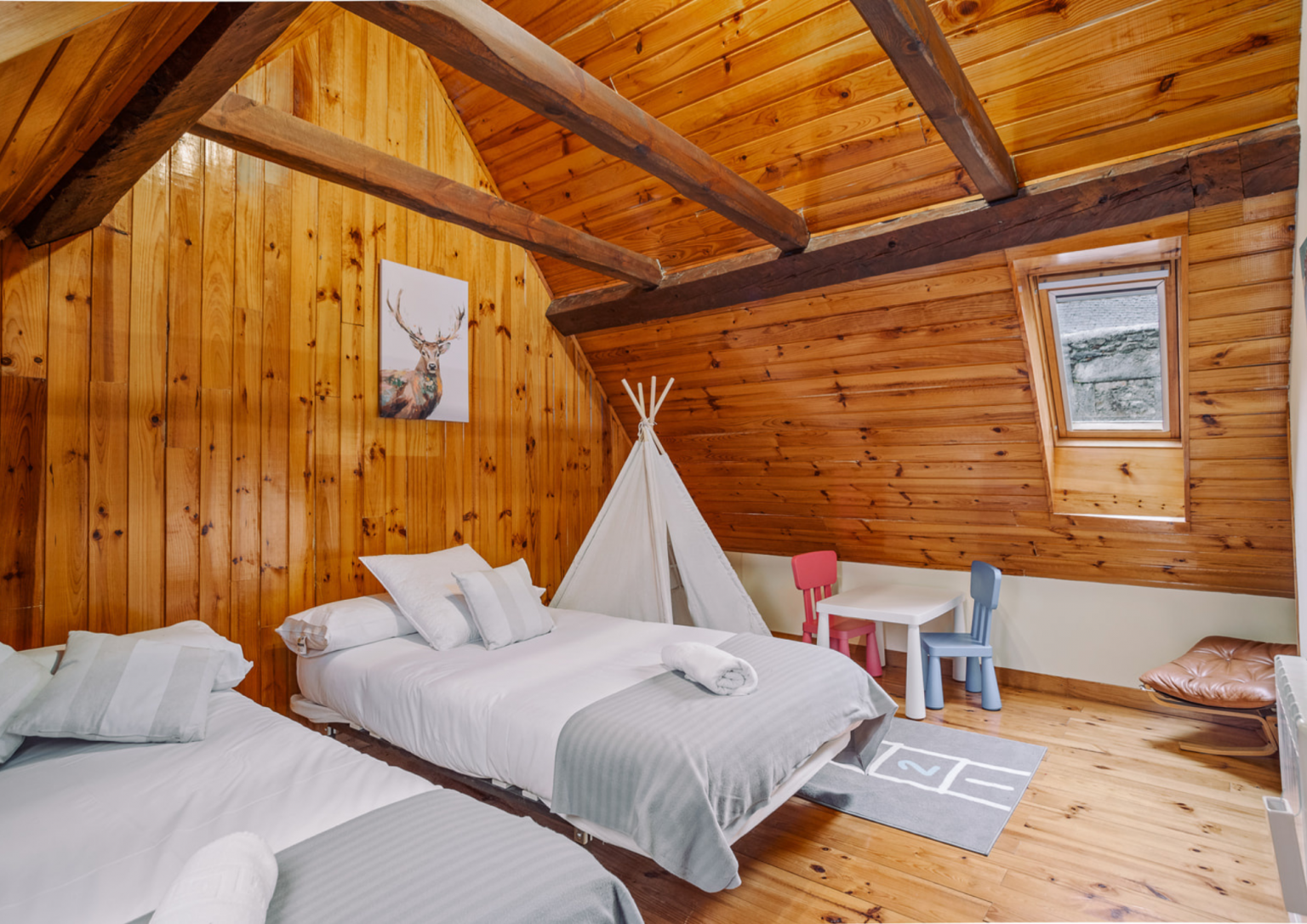 Dormitorio para 4 personas en Sallent de Gállego casa Arix con rincón de juegos