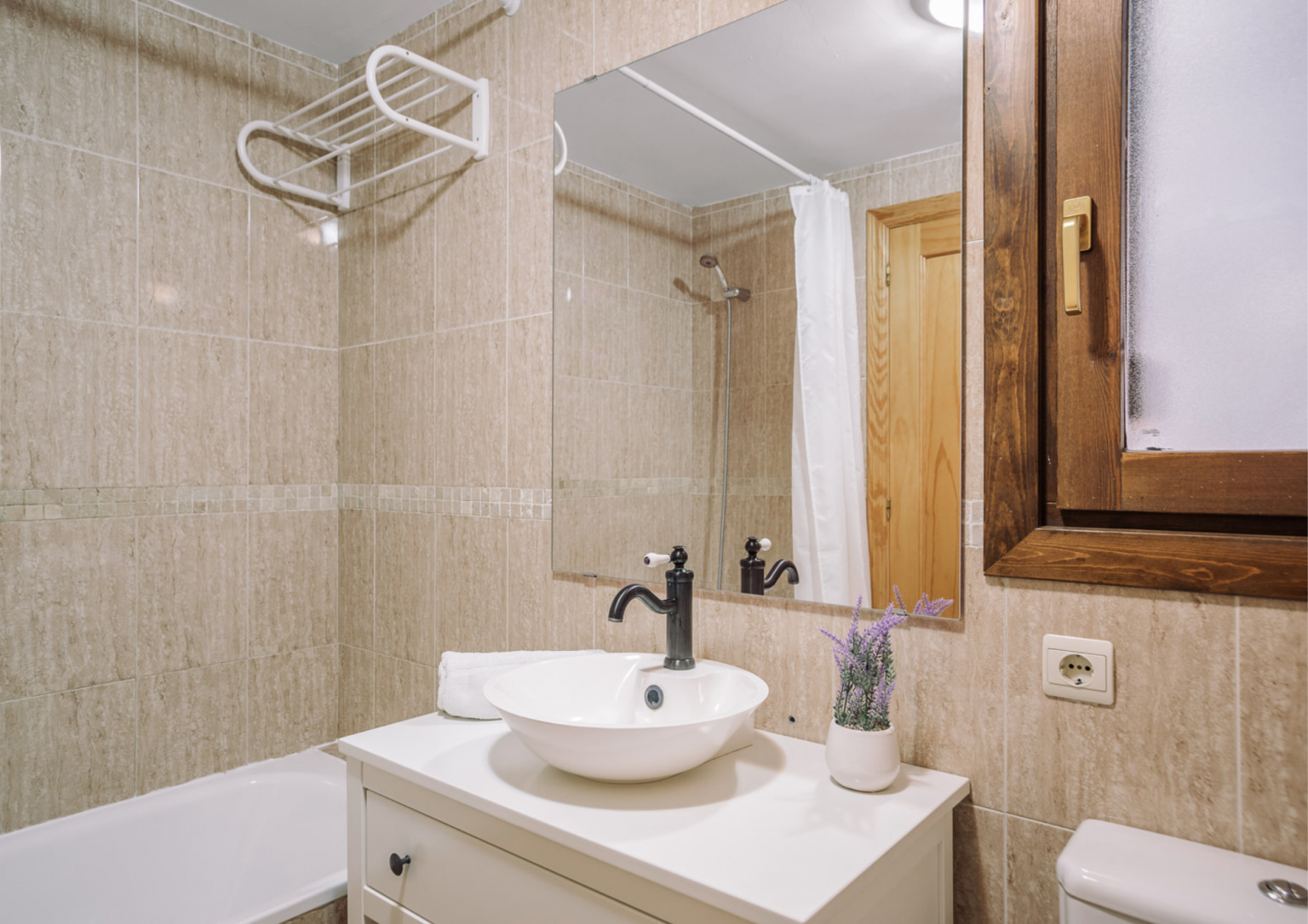 Baño con gel, champú y jabón de manos en Casa carlina
