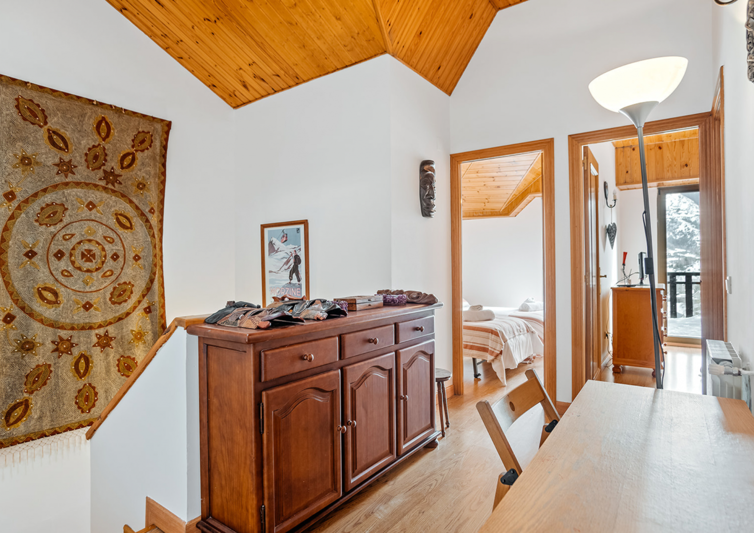 Pasillo con escritorio Casa Maite