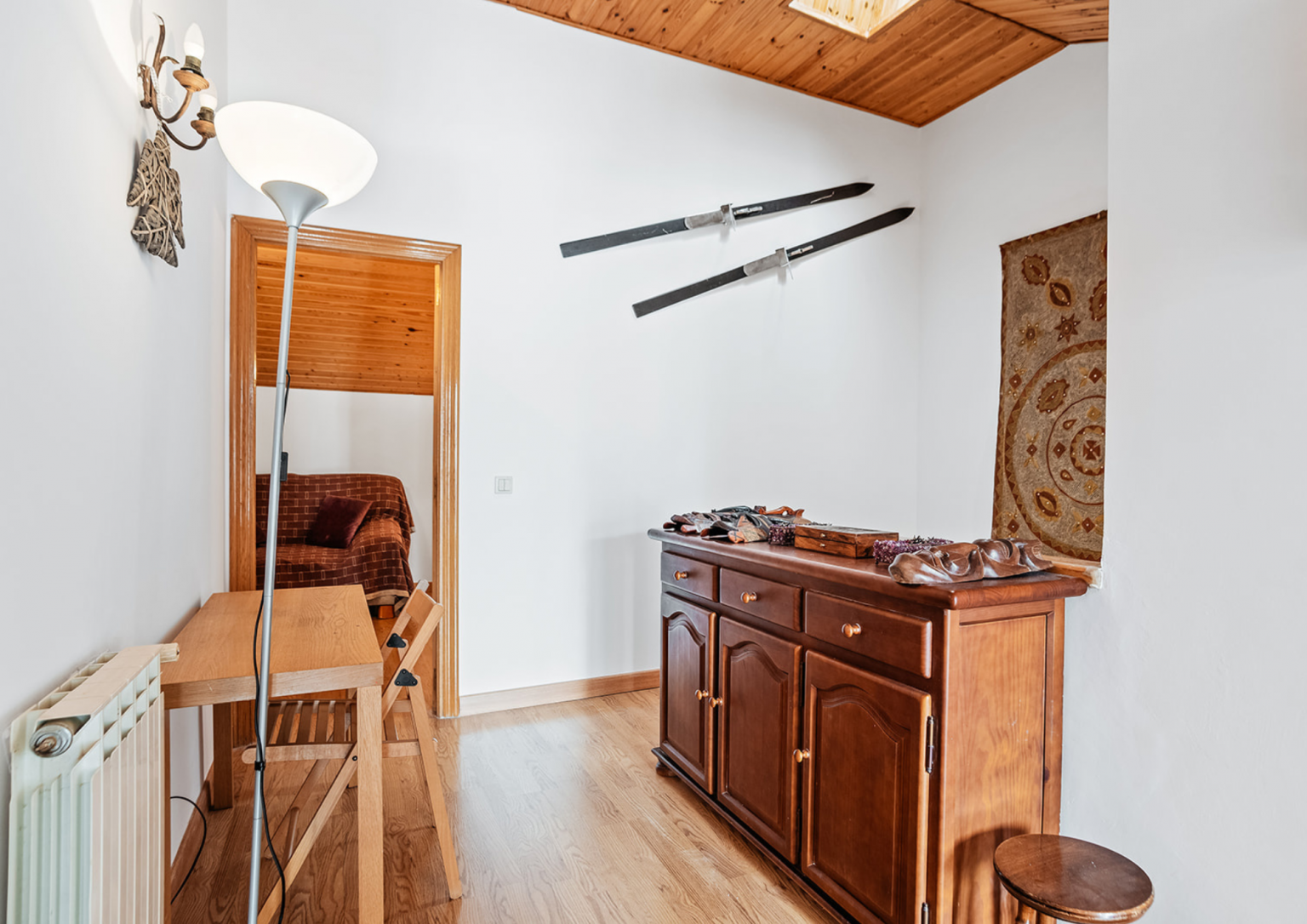 Pasillo con cómoda Casa Maite