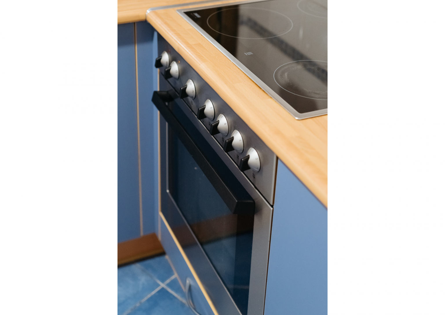 Cocina con horno en Escarrilla en el alojamiento Carlina