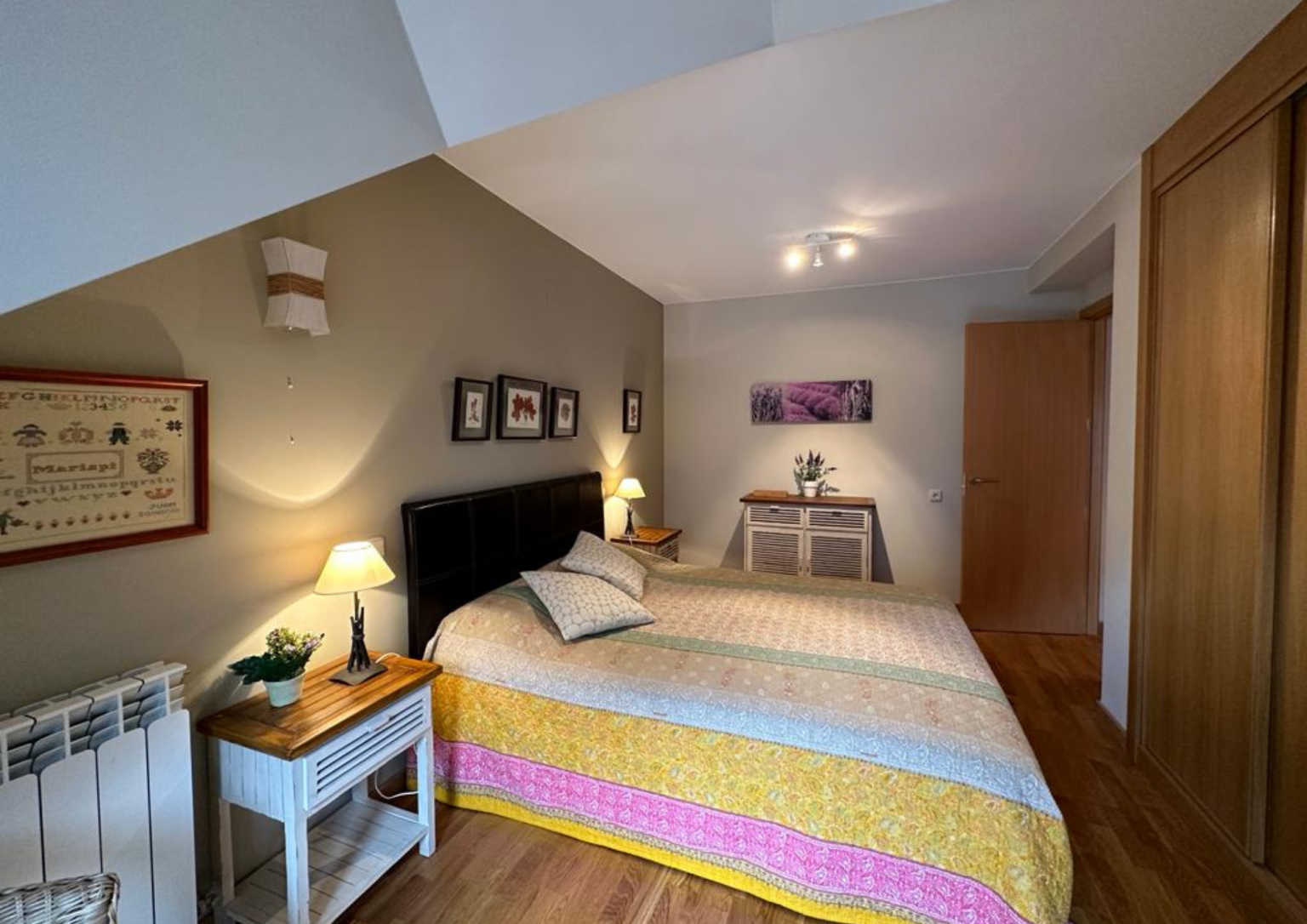 Cama de matrimonio en alojamiento Gaudioso