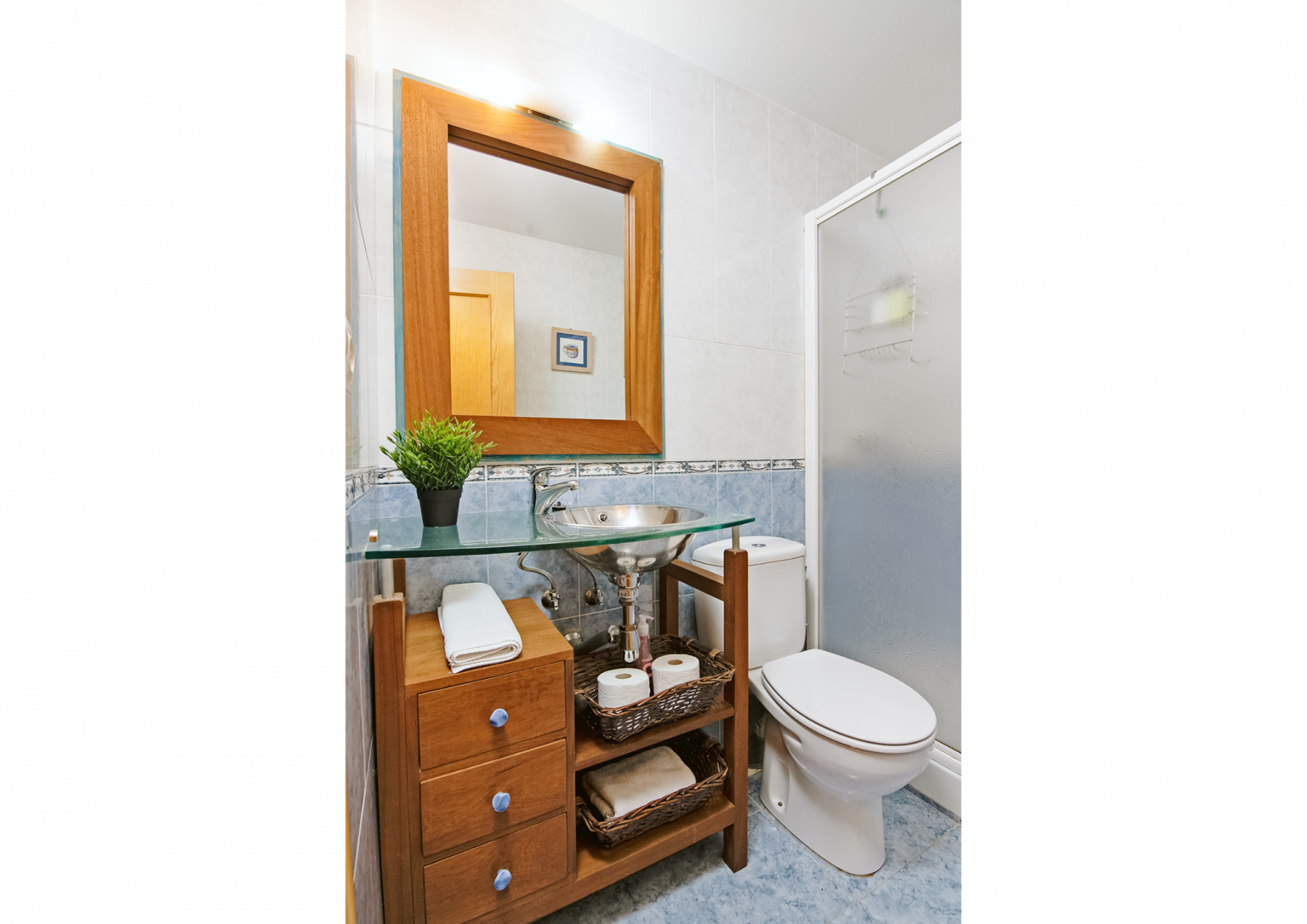 Baño azul y madera Casa Begoña