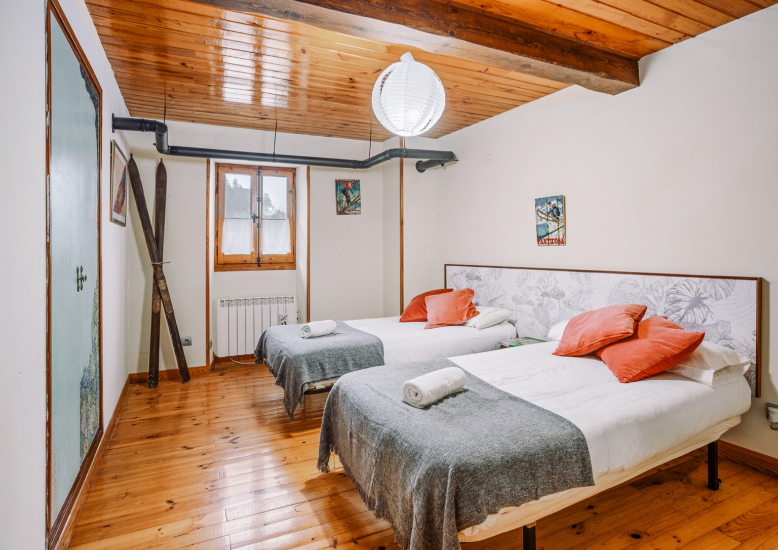 AMplio dormitorio en una casa para 7 personas en Sallent de Gállego