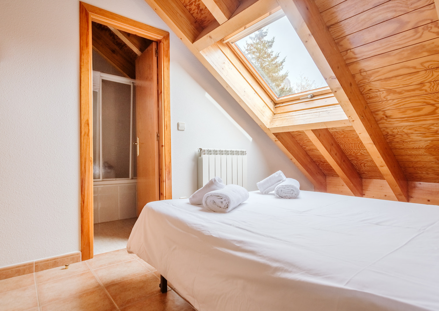 apartamento con habitaciones abuhardilladas formigal