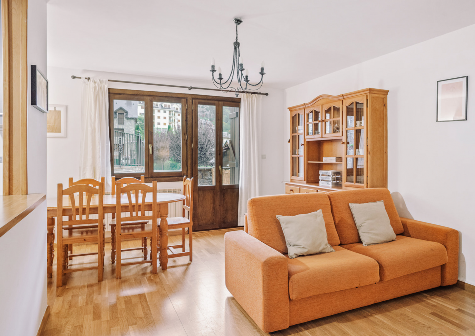 Salón con comedor en la casa Carlina