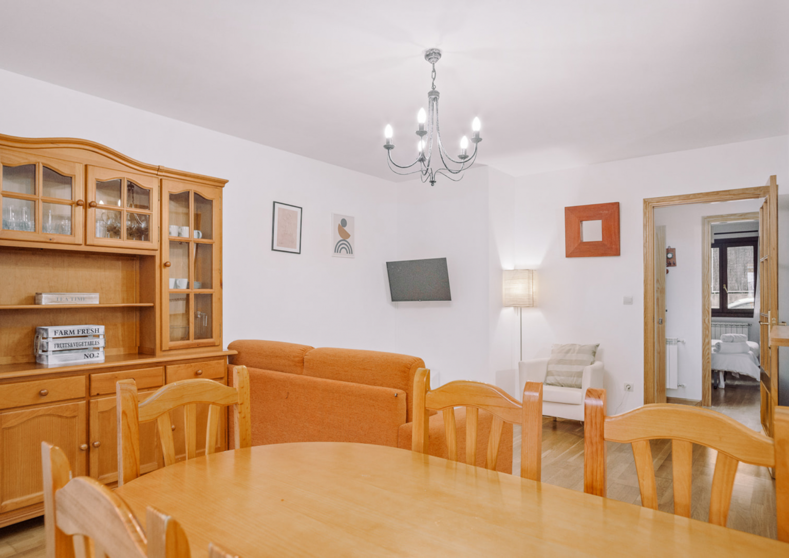 Comedor salón alojamiento Escarrilla