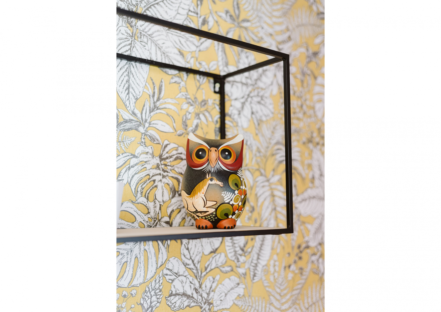 Papel pintado amarillo con búho