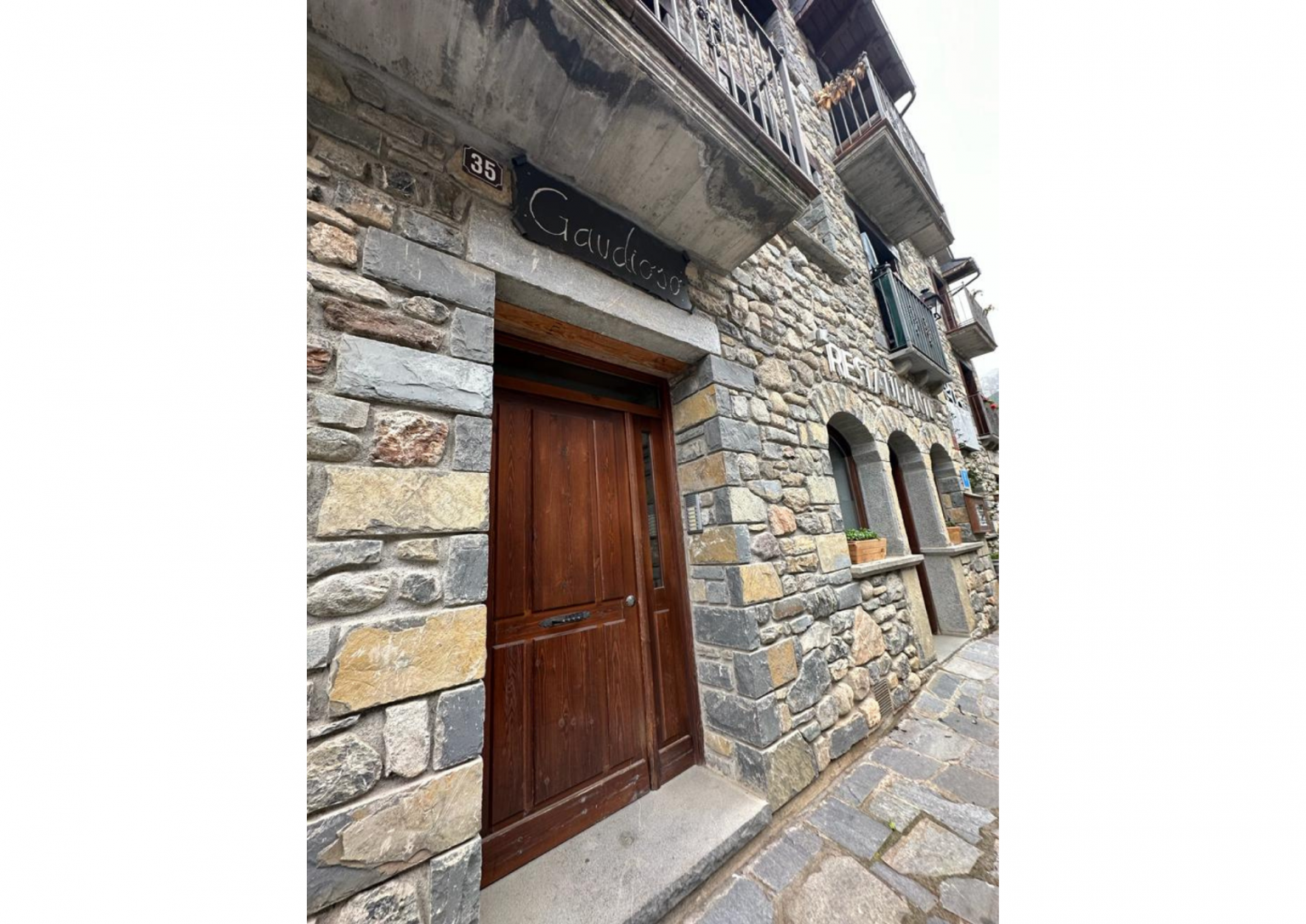 Puerta del alojamiento Gaudioso