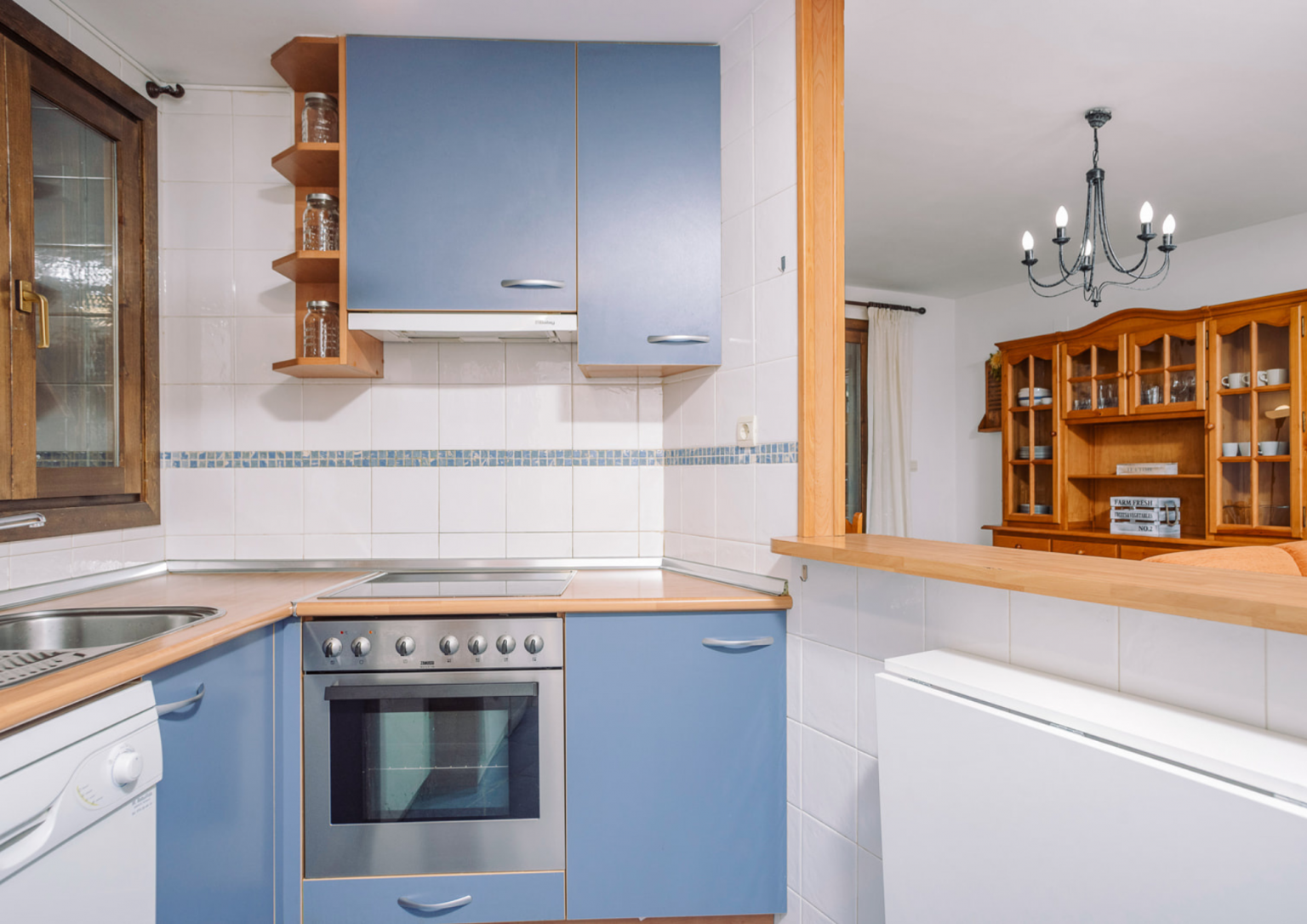 Cocina completa con vistas al salón Casa Carlina, Escarrilla