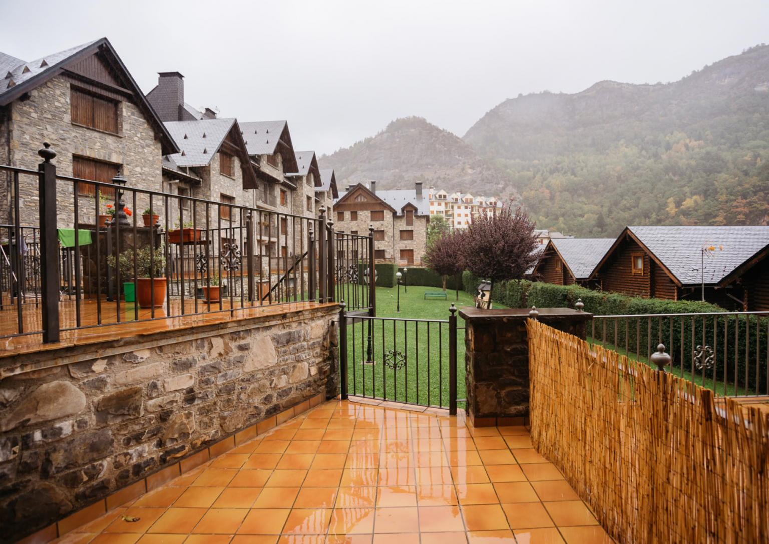 Amplia terraza para disfrutar en Casa Carlina Escarrilla