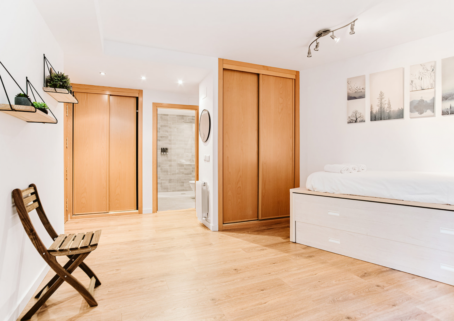 dormitorio con armarios Edelweiss